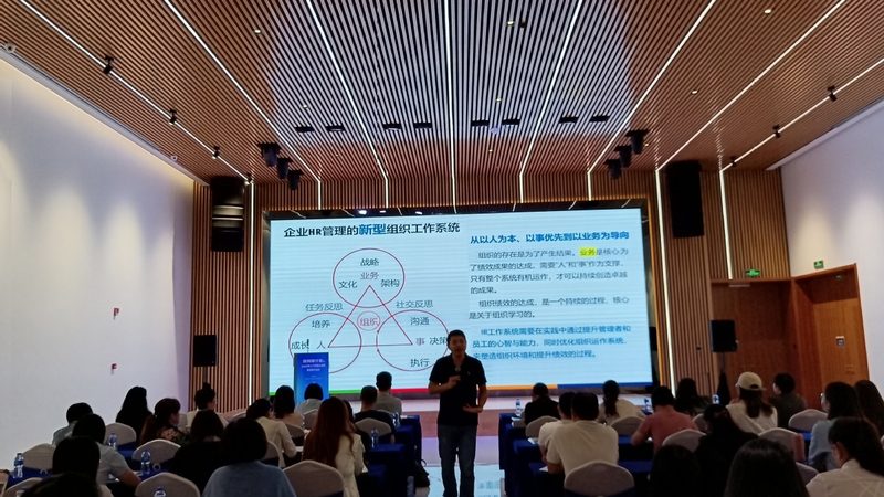 服务质量是衡量劳务派遣公司性价比的关键因素。企业应关注以下方面：